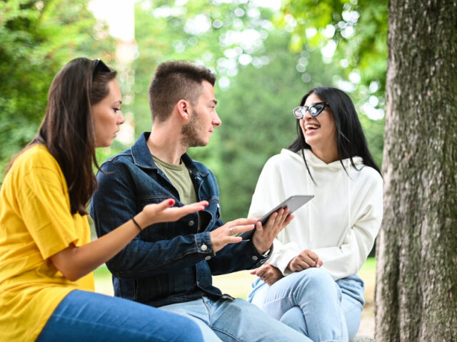 Ergenlerle İletişim: Zorlu Dönemi Anlama ve Destek Sağlama Kılavuzu
